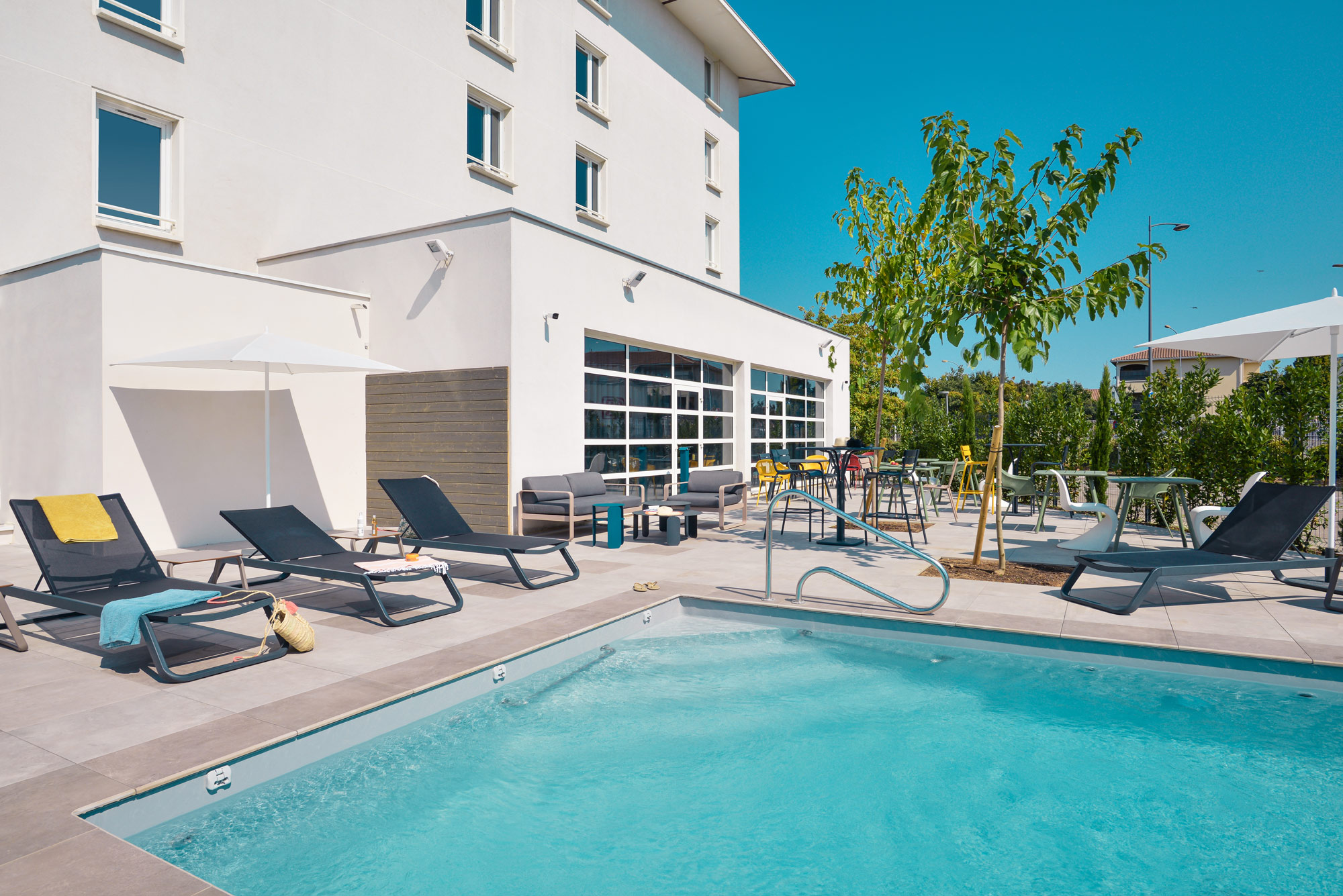 Hôtel literie neuve confort Lyon Meyzieu Stadium Olympique avec piscine et terrasse extérieure